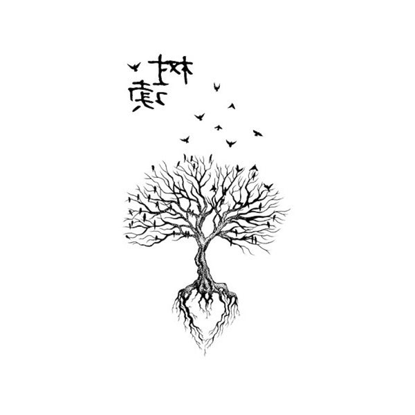 Tatouage éphémère, tatouage temporaire d'un arbre avec des petits oiseaux en noir et blanc dans le style Japonais.