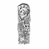 Tatouage éphémère d'une manchette (sleeve) d'une tête de mort, de roses et de cartes.