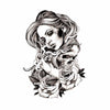 Tatouage éphémère, tatouage temporaire d'une pin up en noir et blanc avec tête de mort (crâne), roses et dés.