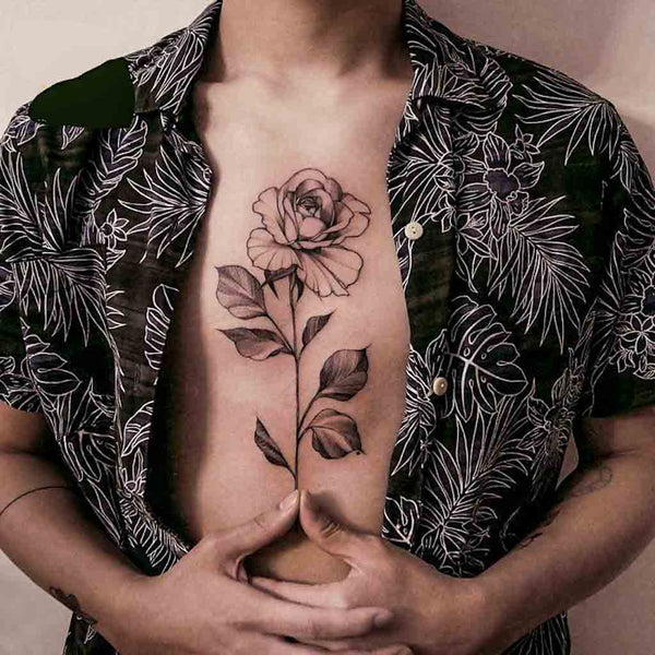 Tatouage éphémère, tatouage temporaire en noir et blanc d'une rose avec sa tige.