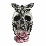 Tatouage éphémère, tatouage temporaire d'une tête de mort avec une rose et un papillon.