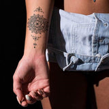 Tatouage éphémère, tatouage temporaire réaliste d'un mandala ethnique.