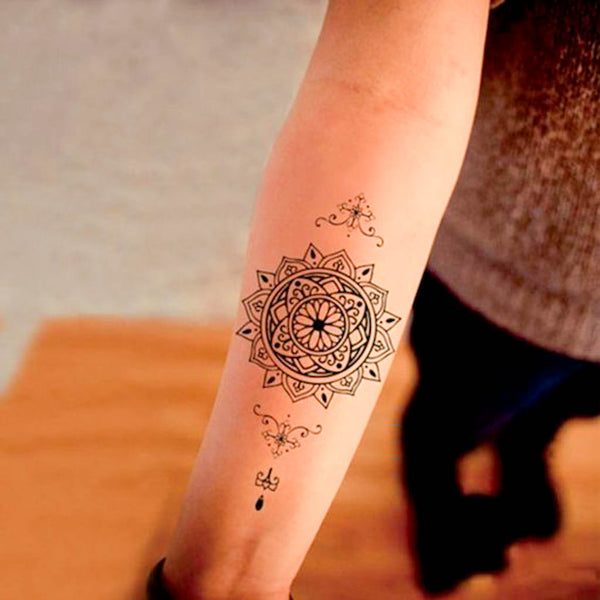 Tatouage éphémère, tatouage temporaire réaliste d'un mandala ethnique.