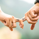 Tatouage éphémère, petits tatouages temporaires de signes divers: cœur, croix, couronne, encre.