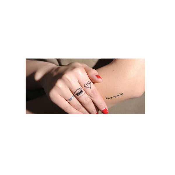 Tatouage éphémère, petits tatouages temporaires de signes divers: cœur, croix, couronne